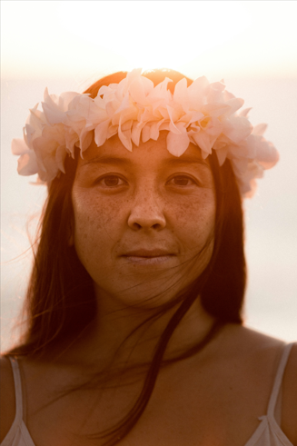 Femme avec une couronne de fleure