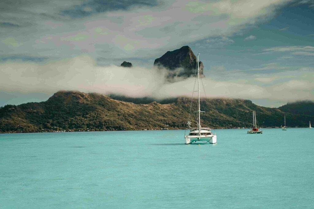 Image lagon avec voilier