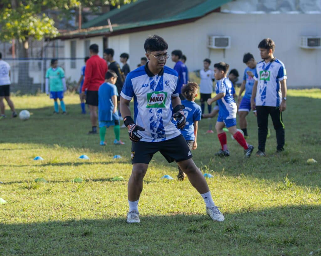 Image jeunes qui jouent au football