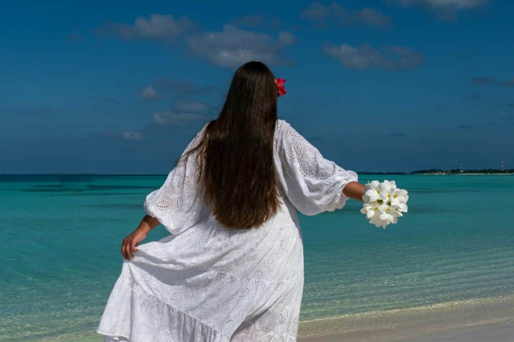 image d'une fille qui court avec un bouquet de fleure