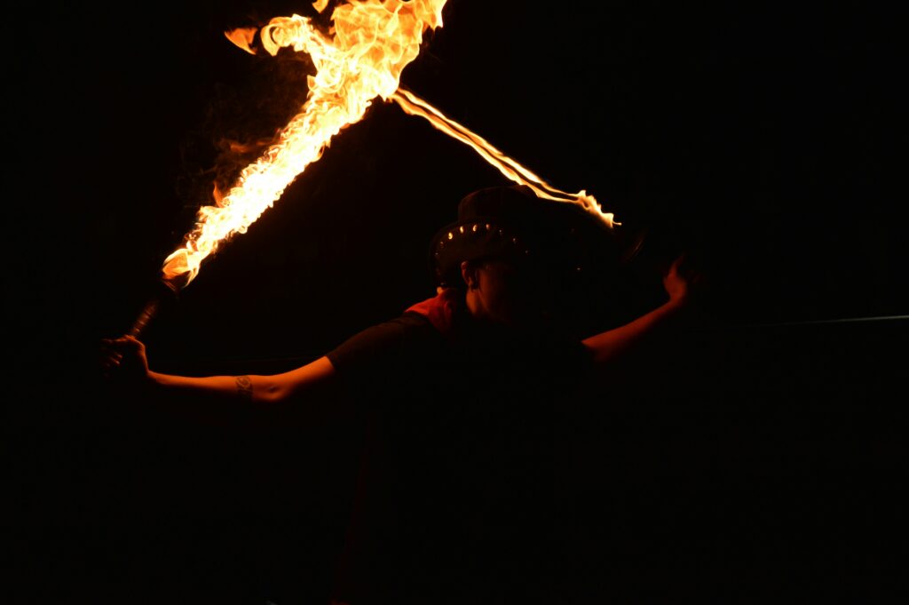 Image d'une personne dansant la danse du feu