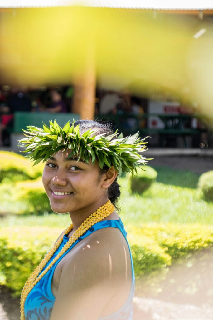 Image jeune fille avec une couronne de fleure