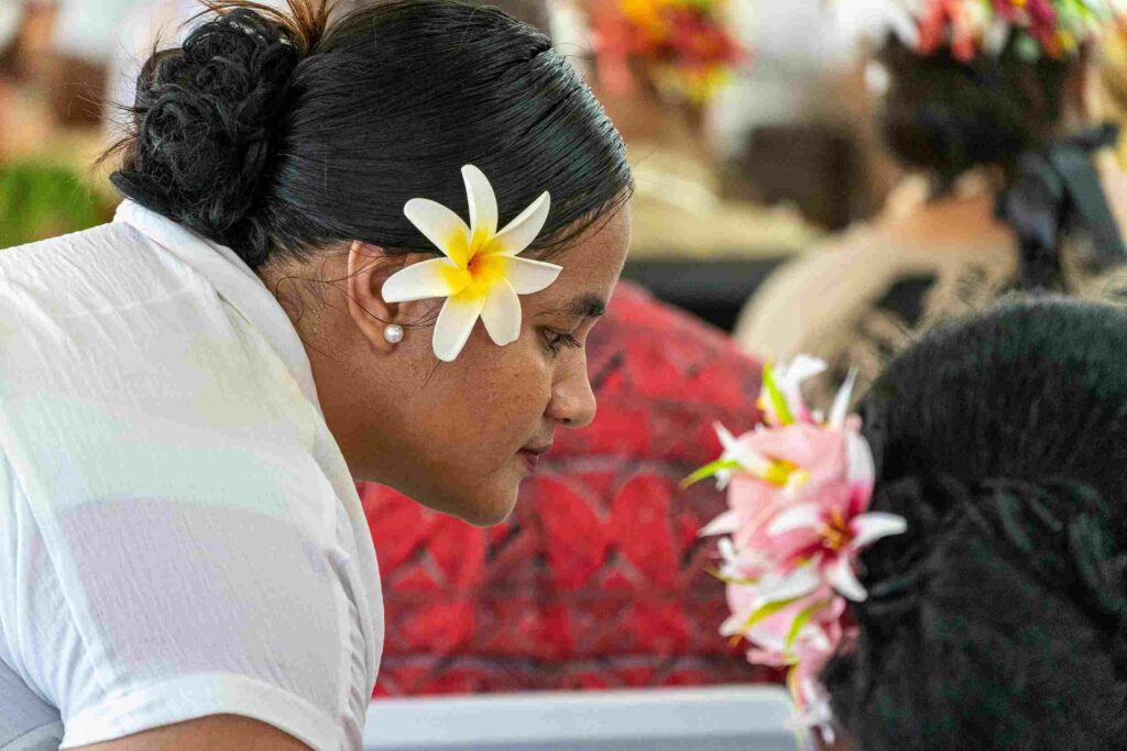 Image Femme avec une fleure à l'oreille