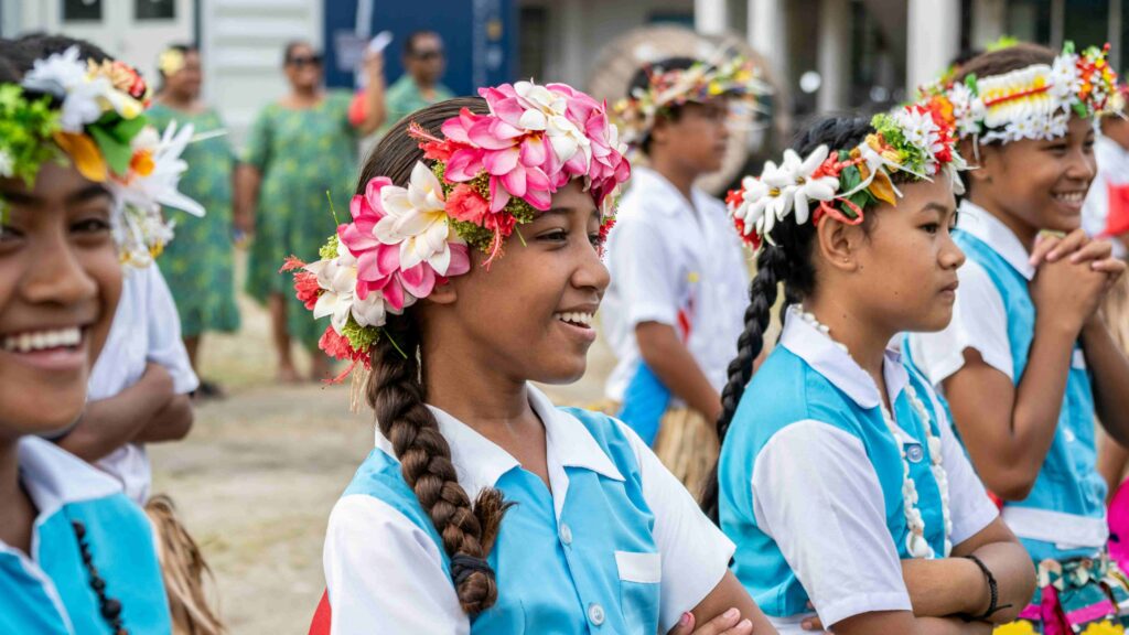 Image Enfants avec des couronnes de fleures lors d'un festival culturel
